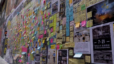 Mensaje-De-Libertad-De-Hong-Kong-En-Post-It-On-Graffiti-Street,-Melbourne-Julio,-2019-Mensaje-De-Protesta-De-Hong-Kong-En-La-Pared-Como-Graffiti-Street-Spray-Obra-De-Arte-En-Hosier-Lane-Melbourne-Cbd