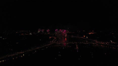Großes-Feuerwerk-In-Budapest-Am-20.-August-Ungarischer-Nationalfeiertag