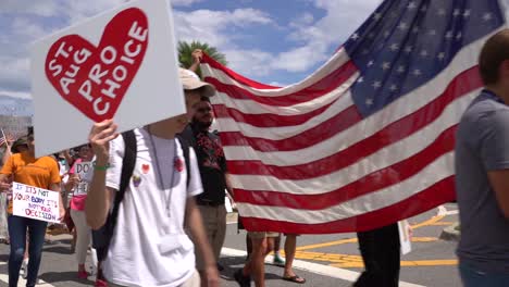 Marcha-Por-La-Elección-Los-Manifestantes-Llevan-La-Bandera-Estadounidense-Durante-El-Mitin.