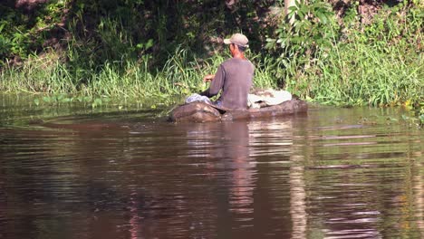 Mann-Auf-Einem-Provisorischen-Handgefertigten-Floß-Im-Fluss