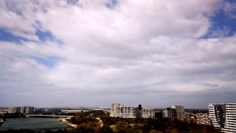 Wunderschöner-Zeitraffer-Weißer,-Flauschiger-Wolken-In-Der-Nähe-Des-Flughafens-Sydney-An-Einem-Bewölkten-Tag
