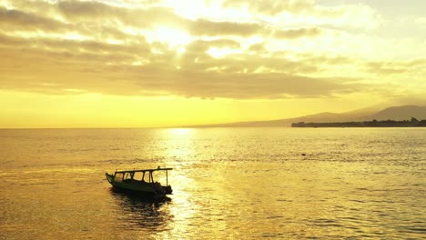 Unglaublicher-Tiefgoldfarbener-Sonnenuntergang,-Dramatischer-Himmel,-Wasserspiegelung-Und-Fischerboot-Im-Offenen-Meer