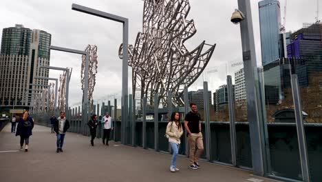 Melbourne-Turistas-Caminando-Junto-Al-Río-Yarra-Caminando-El-Puente-De-Reinas-Durante-El-Día