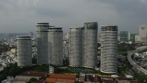 Tarde-En-órbita-De-Drones-Del-Jardín-De-La-Ciudad-En-El-Distrito-De-Binh-Thanh-De-La-Ciudad-De-Ho-Chi-Minh,-Vietnam.