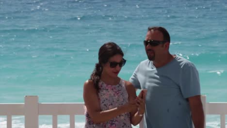 couple-taking-a-selfie-in-front-of-the-sea