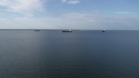 Este-Es-Un-Video-Aéreo-Sobre-Buques-De-Carga-Que-Ingresan-A-Un-Puerto-En-Galveston,-Texas