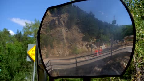 Autos-Fahren-Durch-Die-Boulder-Canyon-Road
