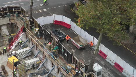 Leerer-Container-Wird-Mit-Einem-Kran-Auf-Der-Baustelle-In-Westminster-Angehoben