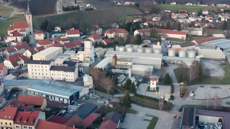 Zona-Industrial-En-Un-Pequeño-Pueblo-De-Europa,-Fábrica-En-El-área-Urbana-De-Slovenska-Bistrica,-Fábrica-De-Aceite-De-Gea,-Vista-Aérea-Del-Molino-De-Aceite-Y-La-Industria-Alimentaria