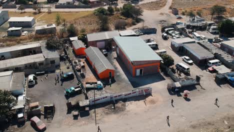 Una-Toma-De-Un-Dron-De-Un-Complejo-De-Almacenes-Industriales-En-Un-Día-Soleado