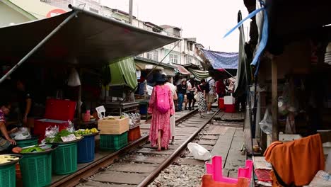 Un-Emocionante-Viaje-En-Tren-Al-Mercado-Ferroviario-De-Mae-Klong