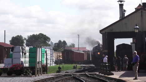 Strasburg,-Pennsylvania---August-26,-2019:-An-old-steam-train-running-on-the-tracks-in-Strasburg,-Pennsylvania-on-August-26,-2019