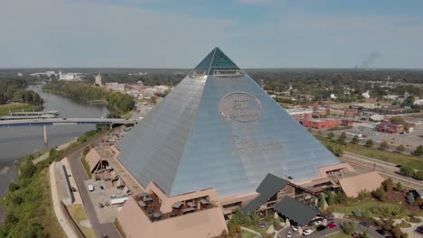 4K-Luftschwenk-Der-Bass-Pro-Pyramide-In-Memphis,-Tennessee