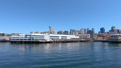 Auf-Einem-Kreuzfahrtschiff-In-Der-Elliot-Bay-Mit-Blick-Auf-Die-Piers-Und-Die-Skyline-Von-Seattle,-Washington,-USA