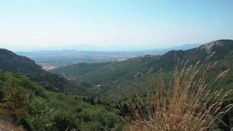 Vista-Desde-La-Cima-De-La-Montaña-Con-Hierba-Cerca