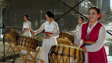 Músicos-Coreanos-Tocando-Tambores-E-Instrumentos-Tradicionales-Coreanos-Samulnori-Durante-El-Festival-Coreano