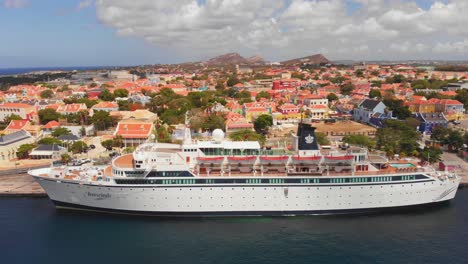 Die-Freewinds-Kreuzfahrtlinie-Legte-In-Willemstad,-Curaçao-An