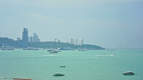 Thailand,-Zeitraffer-Am-Wasser-Der-Stadt-Pattaya