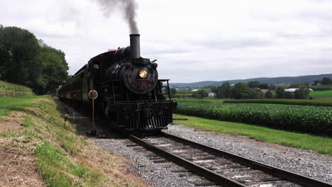 Strasburg,-Pennsylvania---August-26,-2019:-An-old-steam-train-running-on-the-tracks-in-Strasburg,-Pennsylvania-on-August-26,-2019