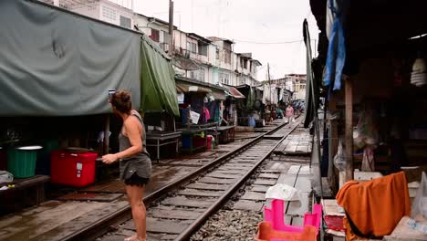 Un-Emocionante-Viaje-En-Tren-Al-Mercado-Ferroviario-De-Mae-Klong