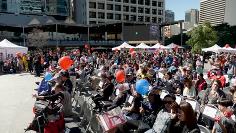 Población-Local-Y-Residentes-Sentados-En-La-Plaza-King-Gorge-Para-El-Festival-Cultural-Coreano-Multicultural,-Brisbane-2018