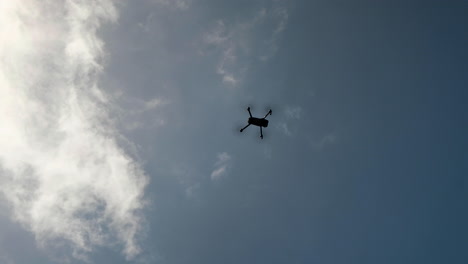 Un-Pequeño-Dron-Plegable-Asciende-Hacia-El-Cielo-Azul.