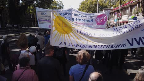 Demonstranten-Mit-Transparenten-Bei-Einem-Protestmarsch-Gegen-Den-Klimawandel