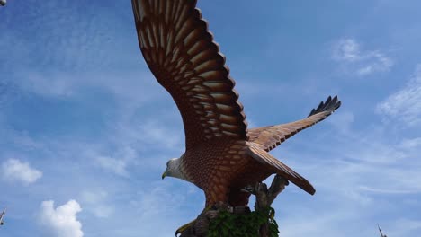 Giant-Eagle-statue-at-Eagle-Square-in-Langkawi,-near-the-Kuah-port
