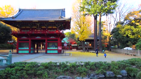 Nezu-Shrine-park-with-ancient-Japanese-style-buildings-in-Tokyo-city-Japan,-4K-panning-left