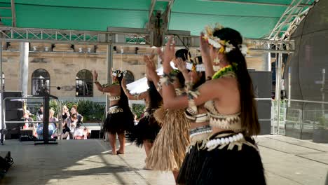 Ejecutante-Haciendo-Danza-Del-Vientre-En-El-Escenario