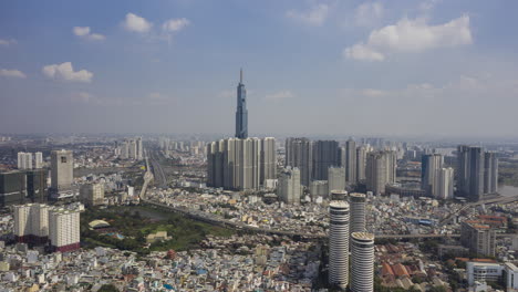 Sonniger-Tag-Drohnen-Hyperlapse-Fliegt-In-Richtung-Binh-Thanh-Bezirk-In-Ho-Chi-Minh-Stadt