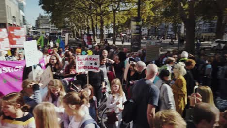 Panorámica-De-La-Manifestación-Del-Día-Del-Clima-En-Colonia,-Alemania,-El-20-De-Septiembre-De-2019.