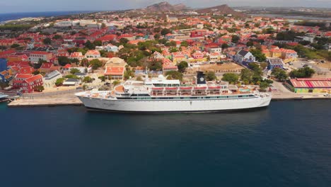 Freewinds-Cruise-Line-Liegt-Im-Hafen-Angedockt,-Mit-Dem-Viertel-Otrobanda-Im-Hintergrund-Auf-Der-Niederländischen-Karibikinsel-Curacao