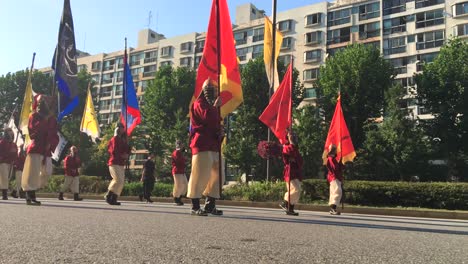 Alte-Soldaten-Marschieren-In-Parade-Beim-Hanseong-Baekje-Festival,-Jamsil-dong,-Songpa-gu,-Seoul,-Südkorea
