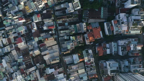 Langsam-Absteigende-Luftaufnahme-Von-Oben-Nach-Unten-Aus-Einem-Hohen-Winkel-Des-Bezirks-Binh-Thanh,-Einem-Wohngebiet-Von-Ho-Chi-Minh-Stadt,-Vietnam,-Mit-Blick-Auf-Dächer-Und-Enge-Gassen