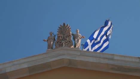 Bandera-Griega-Ondeando-En-La-Parte-Superior-Del-Edificio-Histórico