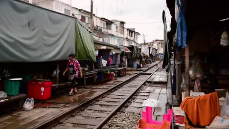 Un-Emocionante-Viaje-En-Tren-Al-Mercado-Ferroviario-De-Mae-Klong