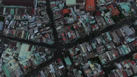 Luftaufnahme-Von-Oben-Nach-Unten-über-Dächer-Und-Zersiedelung-In-Einem-überfüllten,-Dicht-Besiedelten-Gebiet-Einer-Südostasiatischen-Stadt