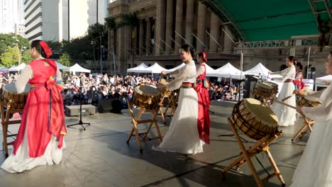 Músicos-Coreanos-Tocando-Tambores-E-Instrumentos-Tradicionales-Coreanos-Samulnori-Durante-El-Festival-Coreano