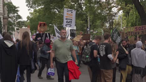 Slow-left-pan-over-crowds-of-protestors-during-Fridays-for-future-climate-change-protests-in-Vienna,-Austria