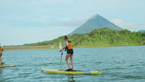 Aufnahme-Eines-Mädchens,-Das-Auf-Dem-Arenal-See-In-Costa-Rica-Paddelt