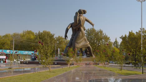 El-Monumento-De-Coraje-En-Tashkent,-Uzbekistán-Dedicado-Al-Terremoto-Más-Fuerte-De-1966