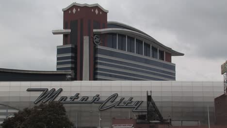 Mittlere-Aufnahme-Des-Motorcity-Casino,-Detroit,-Michigan,-USA
