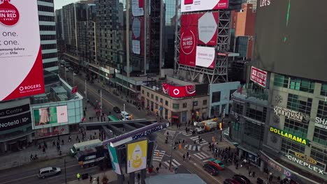 Volando-Sobre-La-Plaza-Yonge-Dundas-En-Toronto,-Canadá,-Con-Grandes-Pantallas-Publicitarias