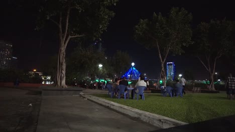 Lapso-De-Tiempo-De-Personas-Sentadas-En-El-Parque-Y-Viendo-El-Puente-Del-Río-Han-Balanceándose