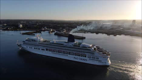 Großes-Kreuzfahrtschiff-Läuft-Bei-Sonnenaufgang-In-Southampton-Ein