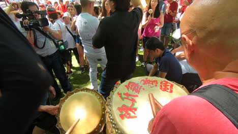 Canada's-national-day,-percussion-event,-people-playing-drums,-tam-tam,-djembe,-tambour,-during-summer-in-park,-Guinness-world-record-attempt,-drum-roll-festival,-people-watching-the-show