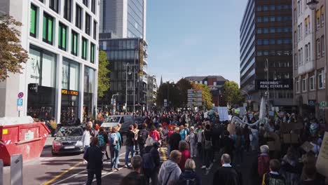 Un-Grupo-De-Manifestantes-En-Una-Manifestación-Contra-El-Cambio-Climático-Y-Por-La-Acción-Política-Para-Detener-El-Calentamiento-Global-Se-Mueve-Por-Las-Calles-De-Colonia.