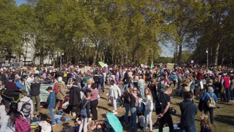 Panorámica-A-Través-De-Un-Parque-Donde-Los-Activistas-Climáticos-Se-Reúnen-Antes-De-Una-Marcha-A-Través-De-Colonia