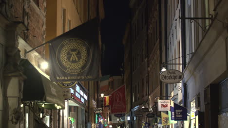 Große-Neigung-Der-Touristen-Auf-Dem-Belebten-Gehweg-In-Der-Altstadt-Von-Stockholm,-Schweden